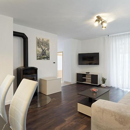 Apartment Larissa By Rent Istria Višnjan Exteriör bild