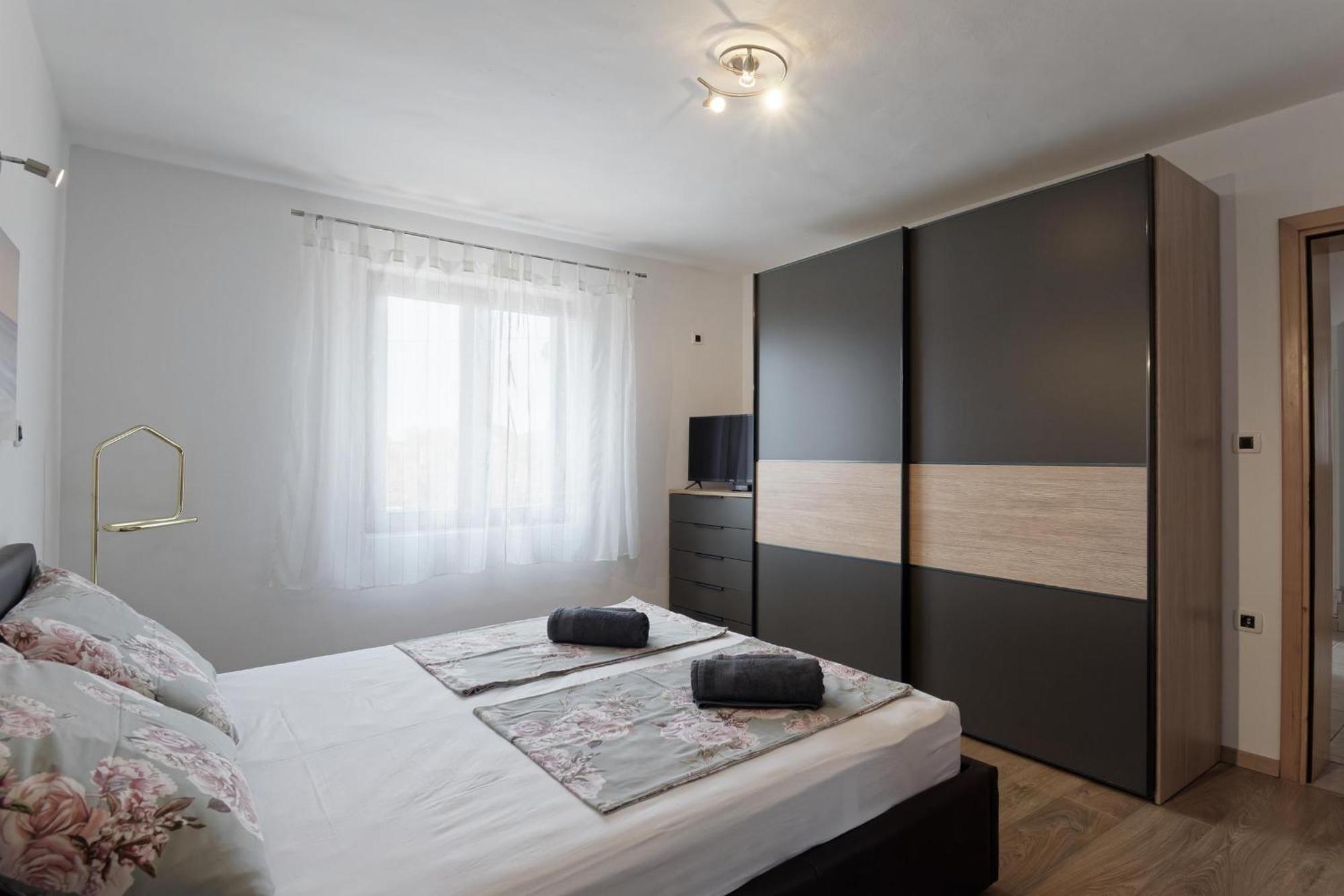 Apartment Larissa By Rent Istria Višnjan Exteriör bild